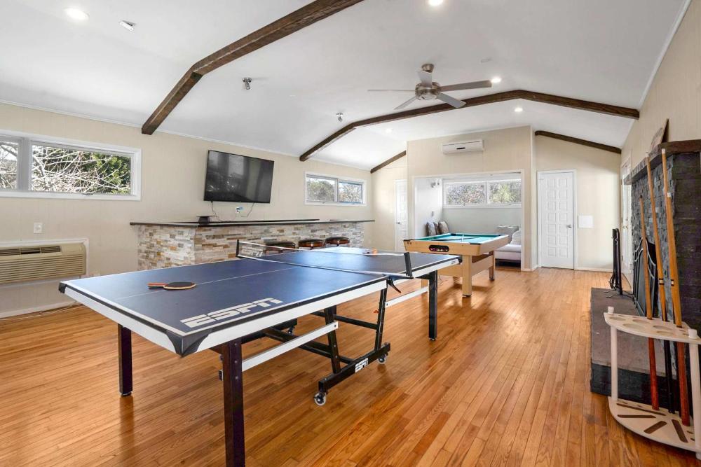 Sprawling Southampton Home: Private Pool